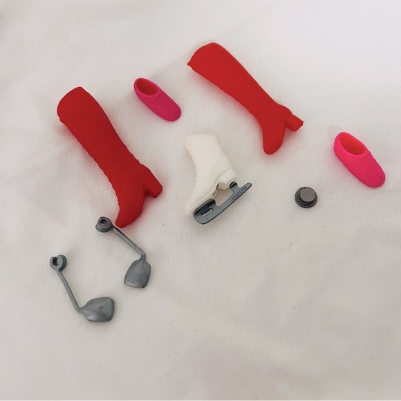 Barbie Vintage Miscellaneous Lot of Shoes, Boots & Skate Only Singles No Pairs - Picture 4 of 4